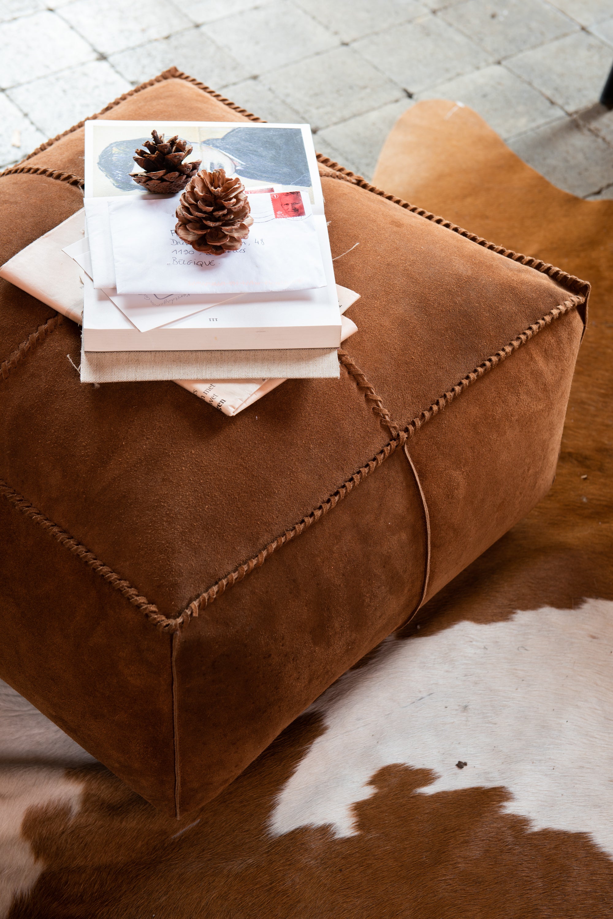 POUF ECKIG MIT MARKANTEN NÄHTEN VELOURSLEDER COGNAC (50x50x25cm)