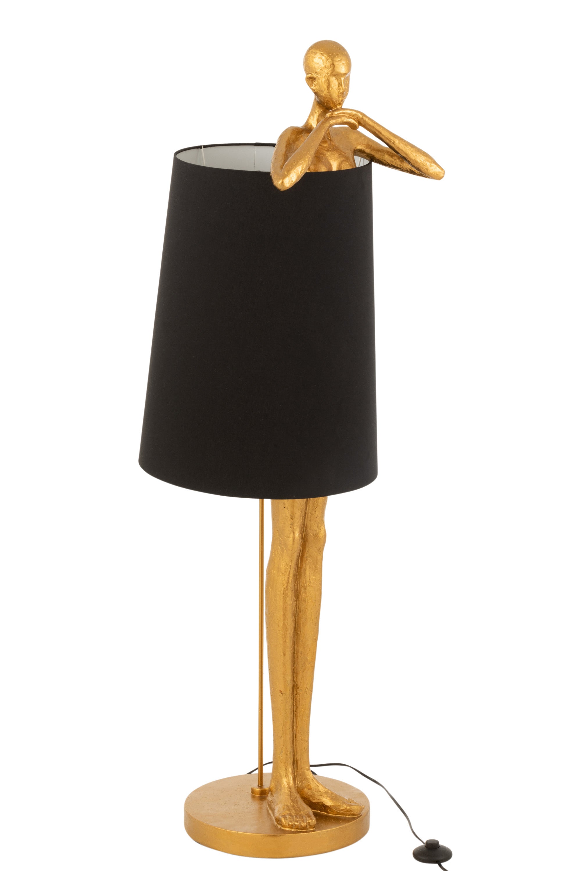 Stehlampe aus Polyresin in Gold, im Design eines großen schlanken Mannes auf einem kleinen runden Sockel stehend, dessen Oberkörper ab den Oberschenkeln von einem schwarzen Lampenschirm umgeben wird, Arme, Schultern und Kopf ragen über den Schirm hinaus.