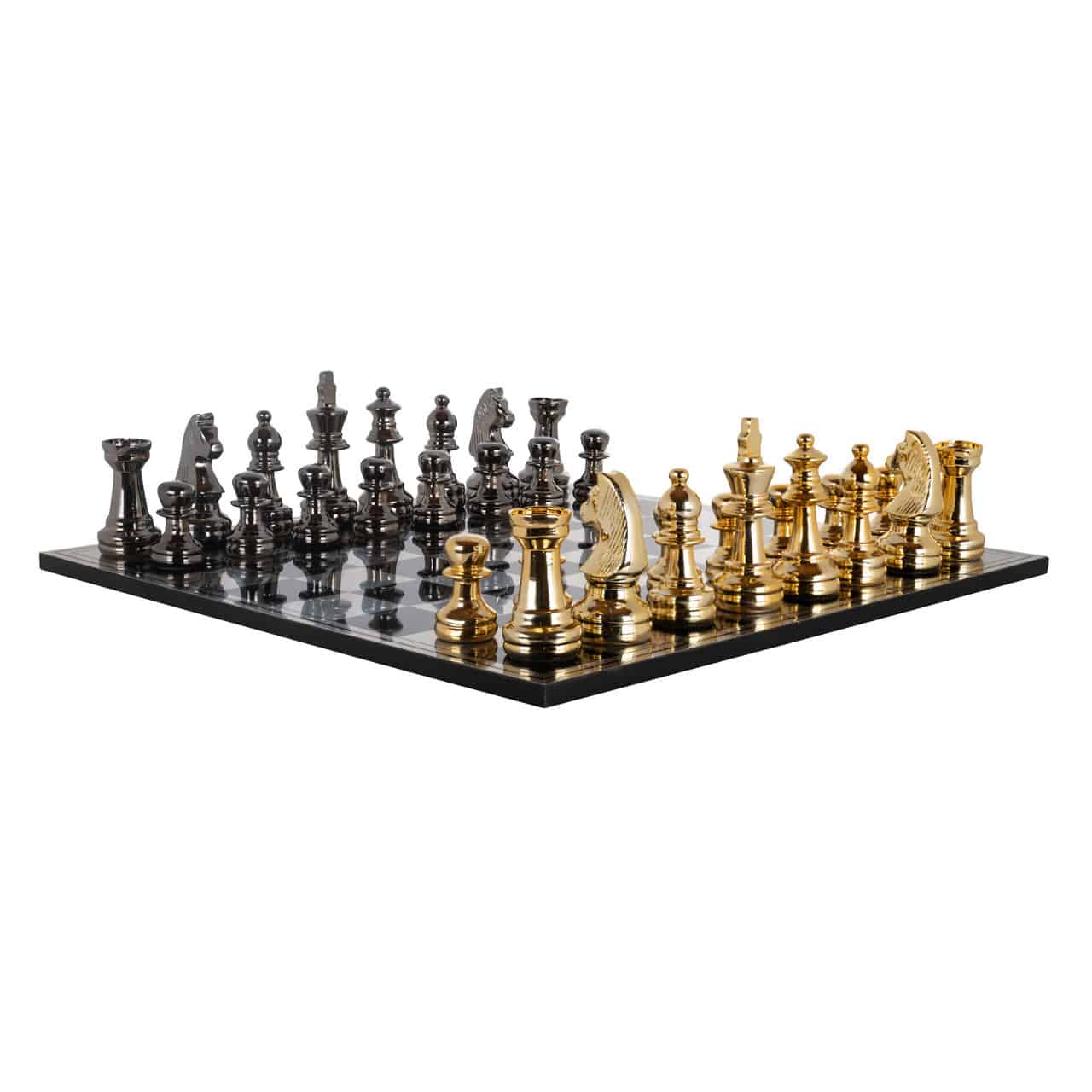 Klassisches Schachspiel mit silber,-und goldglänzenden Figuren.