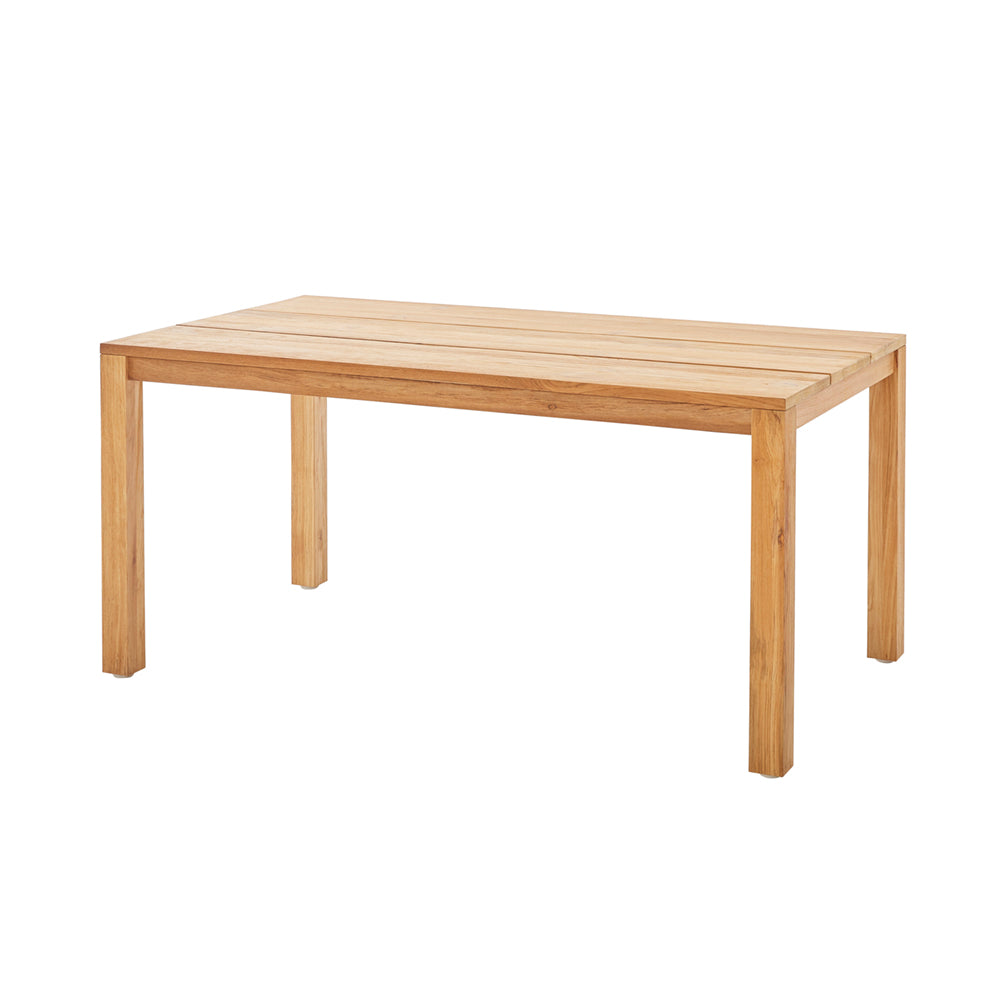 Moderner, schlank wirkender Tisch aus recyceltem, altem Teakholz; rechteckige Tischplatte in 25 mm Stärke und drei breiten Planken. Beine mit Schraubfüßen für Niveauregulierung.
