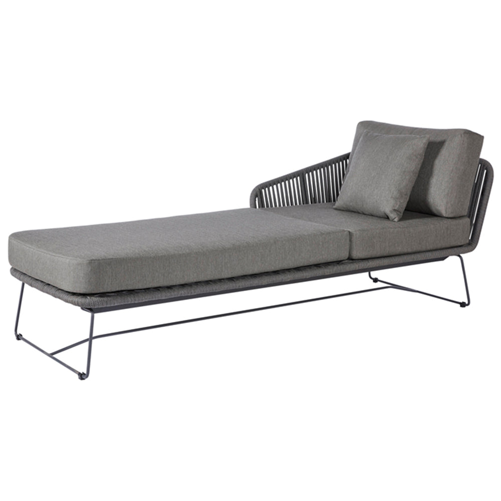 Modernes und komfortables Daybed in einer Kombination aus pulverbeschichtetetem Aluminiumrahmen sowie 14 mm breitem Rope-Band in Dunkelgrau über die linke Ecke und einem Kufengestell aus Edelstahl Dunkelgrau, pulverbeschichtet. Die Rückenlehne ist 3-fach verstellbar, inklusive Sitz- und Rückenkissen mit wasserabweisendem Olefin Stoff von Sunproof. 