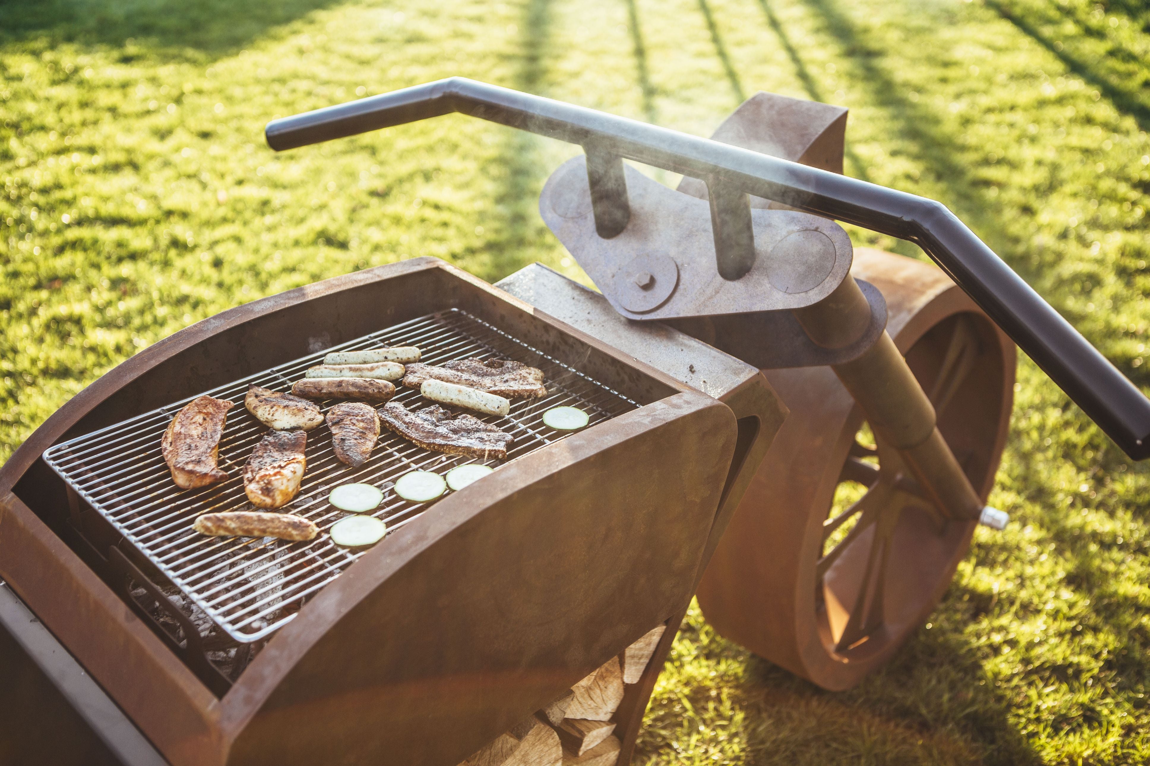 Originelles mobiles Grillen im Motorrad-Design - Grillen mit Stil