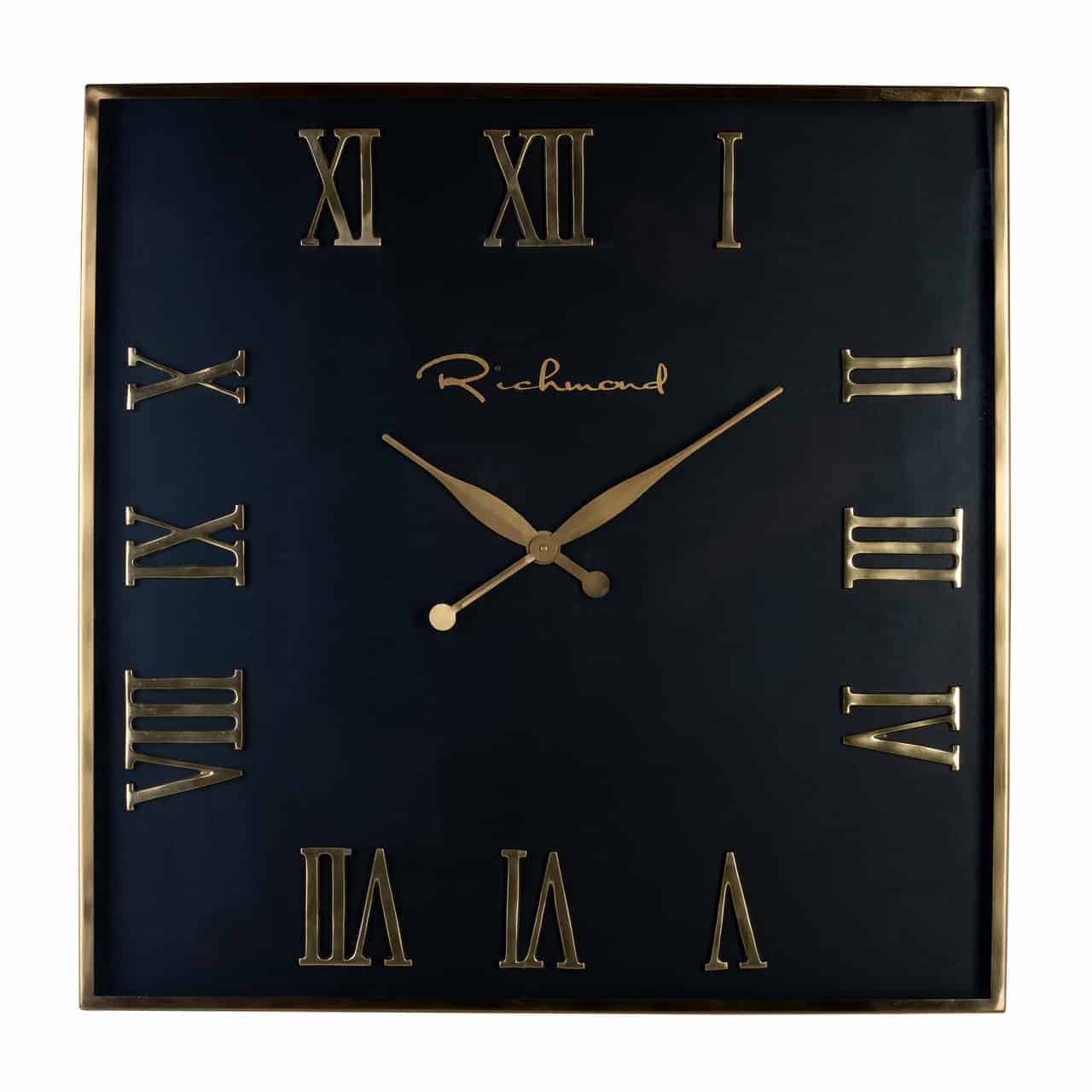 Schwarze, quadratische Wanduhr, an jeder Seite jeweils drei römische Ziffern; mittig spitz zulaufende Uhrzeiger, darüber der Schriftzug "Richmond".